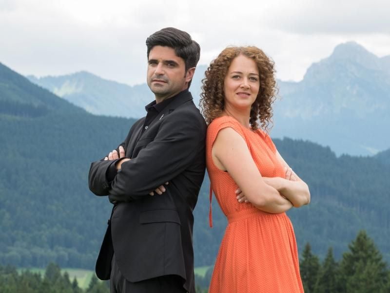 Funkt es wieder zwischen dem Pfarrer Tonio Niederegger (Maximilian Grill) und der Familientherapeutin Julia Schindel (Oona Devi Liebich)? Foto: Erika Hauri/ZDF
