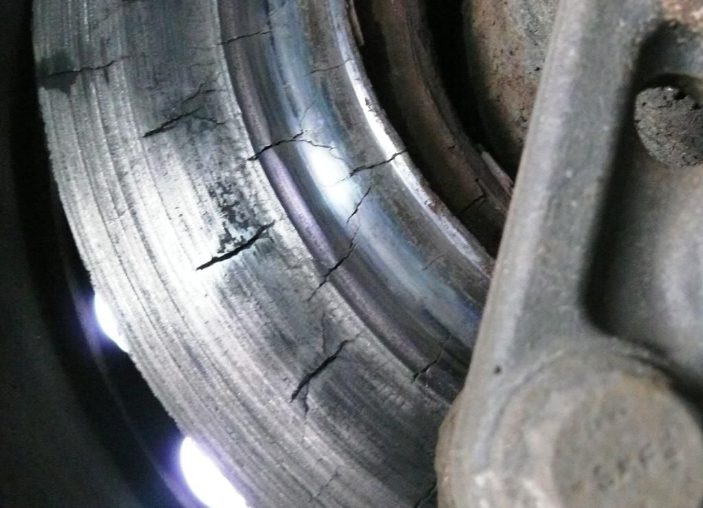Risse und Löcher in den Bremsscheiben – 40-Tonner aus dem Verkehr gezogen.