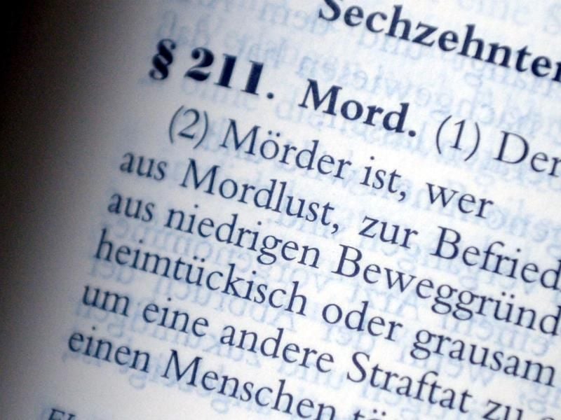 Der Mordparagraph 211 ist in einem Strafgesetzbuch zu sehen. Foto: Carsten Rehder/Archiv