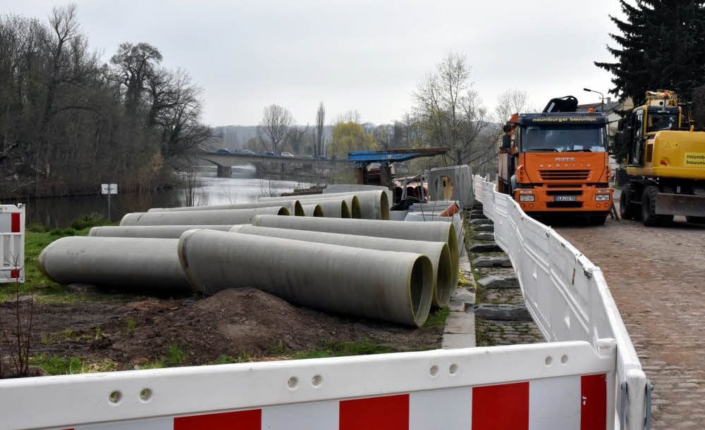 Noch ist das Gelände eine große Baustelle. In der Großen Deichstraße in Weißenfels soll ein millionenschweres Regenüberlaufbecken entstehen.