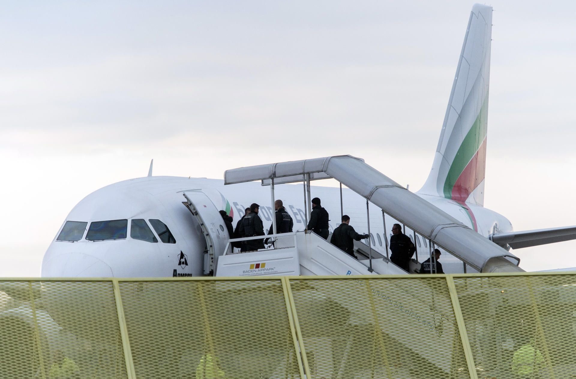 Abgelehnte Asylbewerber in ein Flugzeug. (Symbolbild)