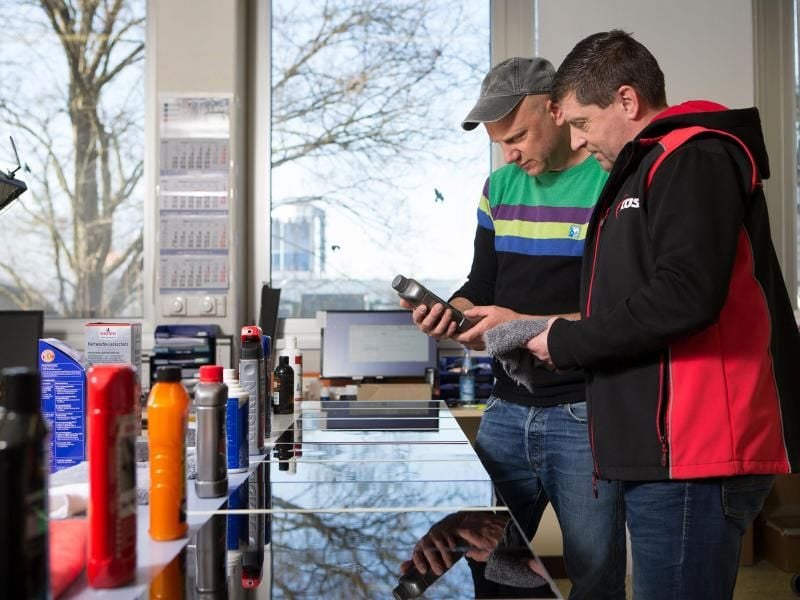 Viele flüssige Hartwachse fürs Auto halten einem Test zufolge nicht, was sie versprechen. Foto: Sveinn Baldvinsson/KÜS/dpa-tmn