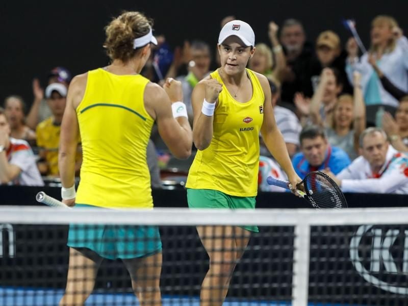 Stehen mit Australien im Fed-Cup-Finale: Sam Stosur (l) und Ashleigh Barty. Foto: Glenn Hunt/AAP