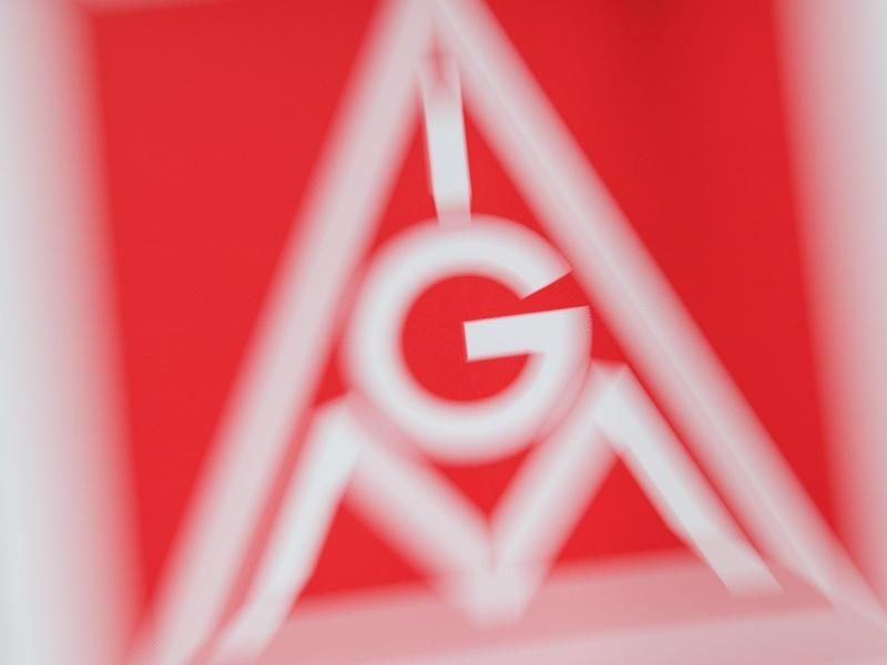 Das Logo der IG Metall steht auf einer Wand. Foto: Sebastian Gollnow/Archiv