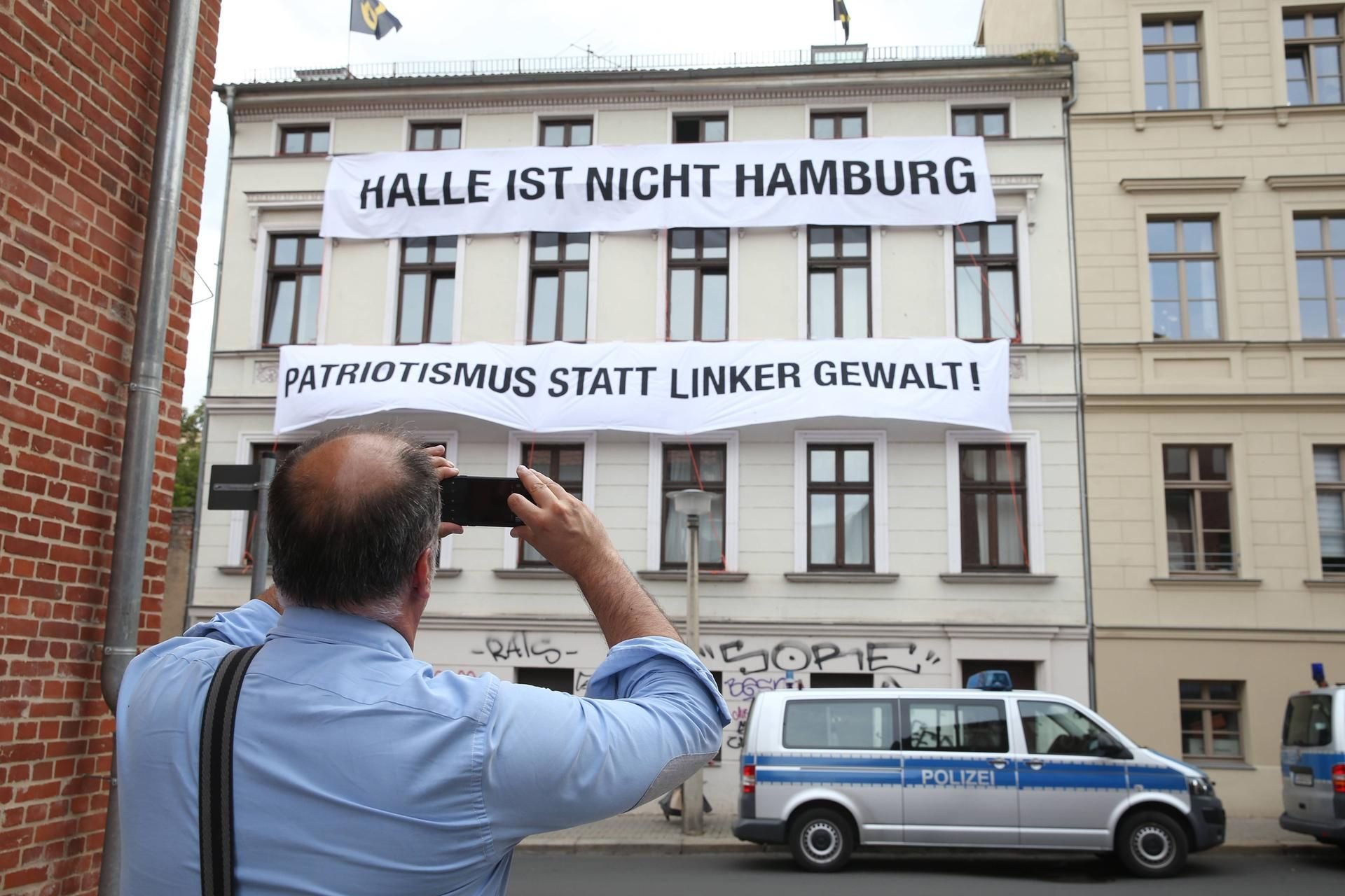Halle im Juni 2017: Zur Einweihung des Hauses der Bewegung in der Adam-Kuckoff-Straße hängen Transparente an der Fassade.