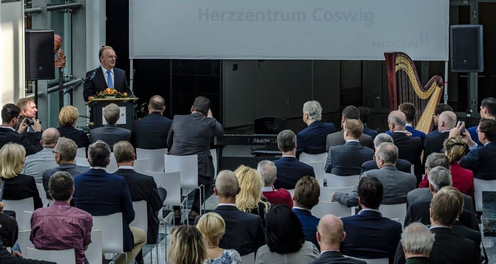 Beim Festakt anlässlich des Jubiläums des Herzzentrums Coswig meldete sich auch Ministerpräsident Reiner Haseloff zu Wort.