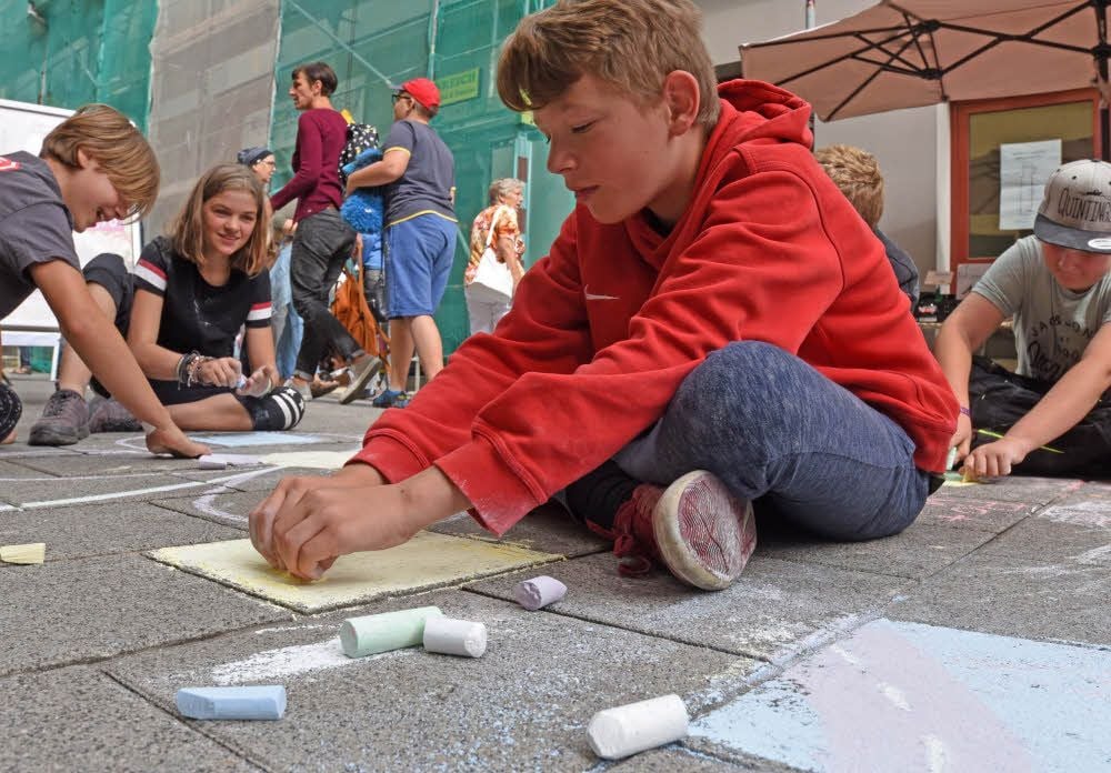Kaum eine Hose blieb beim intensiven Pflastermalen sauber. Die Kinder hatten trotzdem ihren Spaß.
