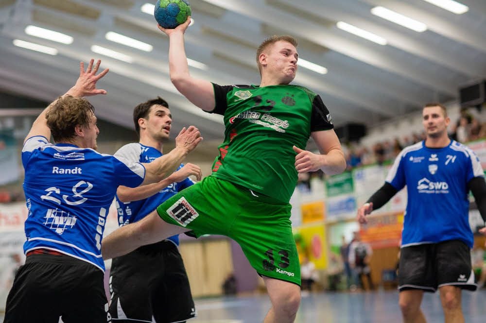 Köthens Julian Schilling (am Ball) erzielte drei Tore bei seinem ersten Heimspiel der neuen Saison.