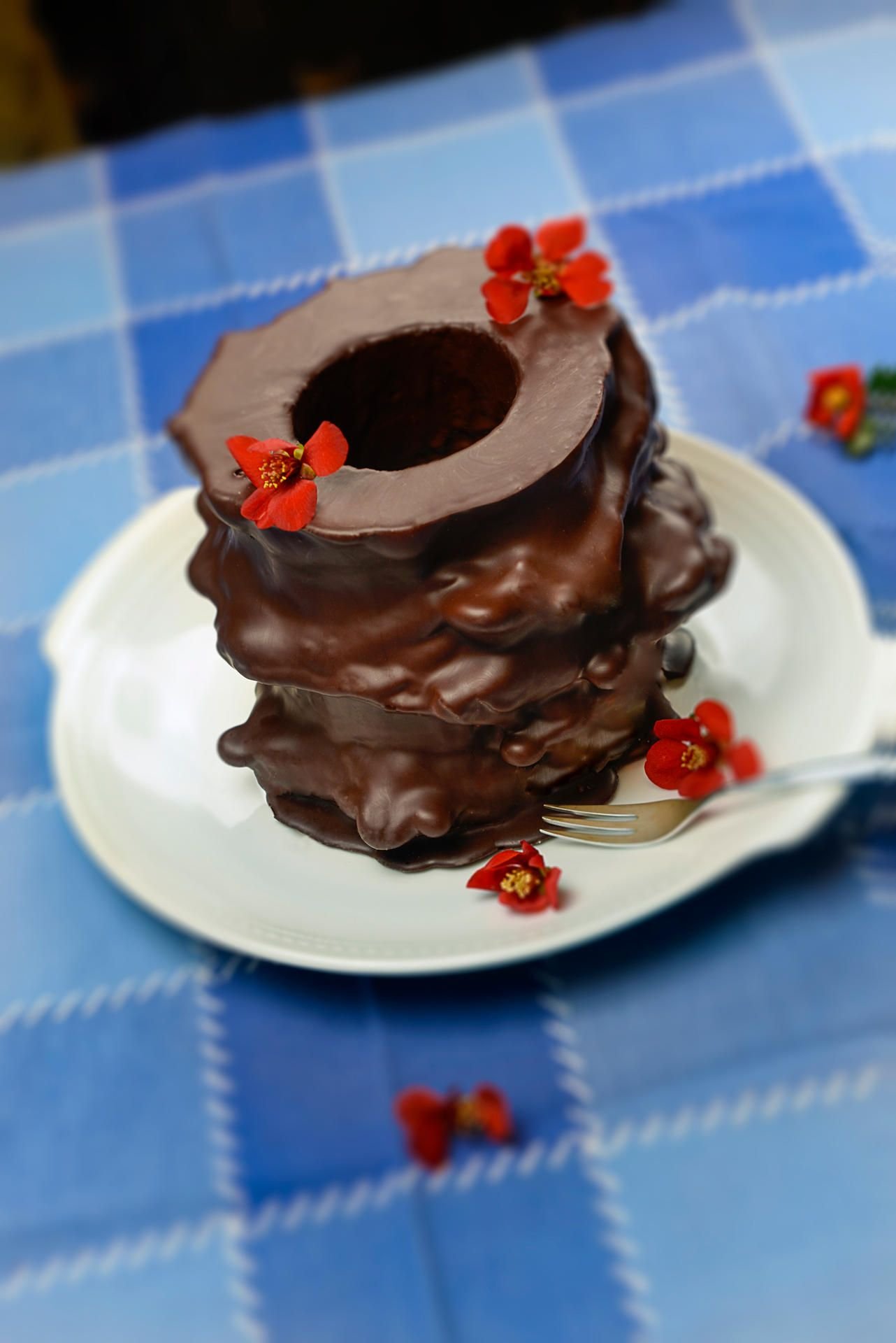 Kategorie Backwaren: Salzwedeler Baumkuchen mit einem Überzug aus Zartbitterkuvertüre von der Salzwedeler Baumkuchen GmbH in Salzwedel – in Handarbeit nach traditioneller Rezeptur am offenen Feuer gebacken, mit Zartbitterkuvertüre ein herb-süßer Genuss.