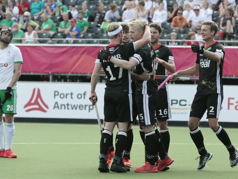 Die deutschen Hockey-Herren feiern den Sieg gegen Irland. Foto: Virginia Mayo/AP