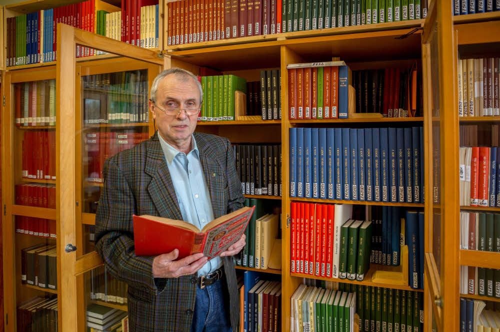 Hubert Tretner gewährt einen Blick in die Mitteldeutsche Phila-Bibliothek in Zeitz. Hier lagern zirka 10.000 Bücher und Zeitschriften.
