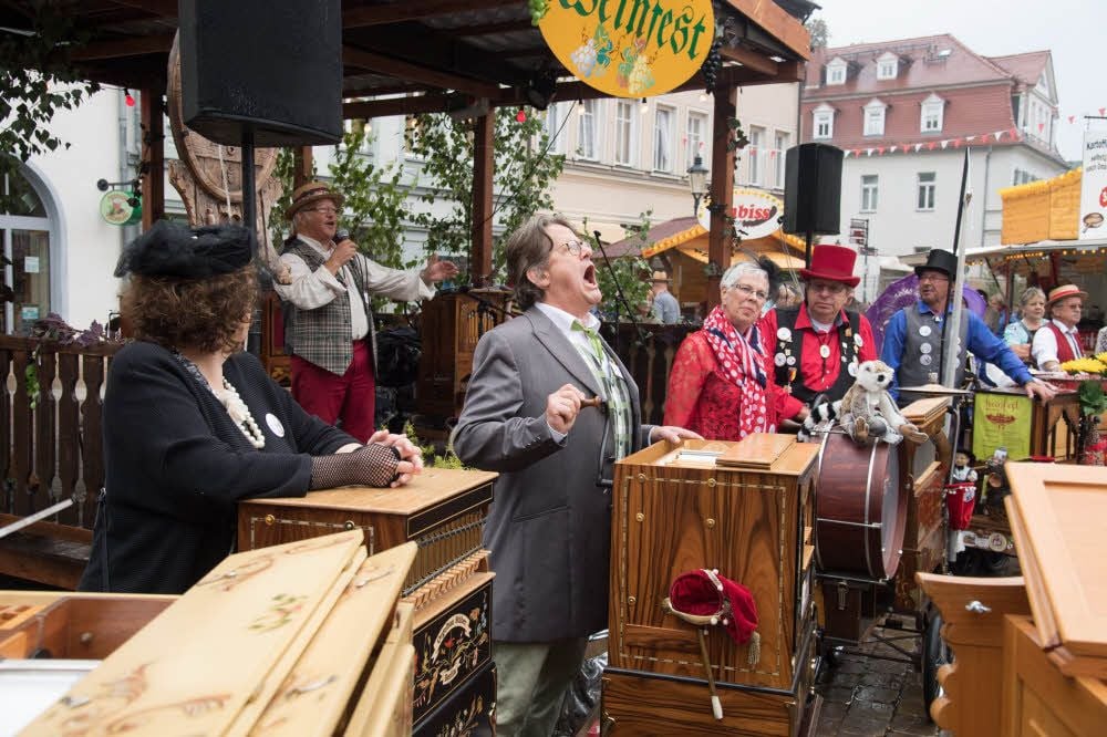 Axel Stüber aus Berlin, seit 40 Jahren selbstständiger Drehorgelmeister, kann auch singen. Zum Drehorgelfest in Naumburg tritt er den Beweis an. Hauptorganisator Drehorgl-Mucki (hinten) trällert mit.