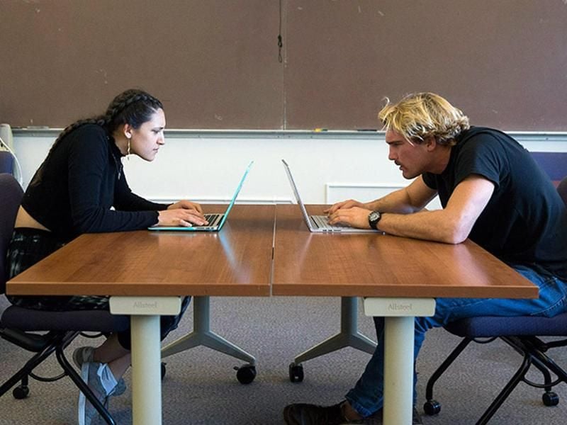 Zwei Studenten der San Francisco State University zeigen, wie Menschen ihren Hals am Computer zusammendrücken. Foto: San Francisco State University