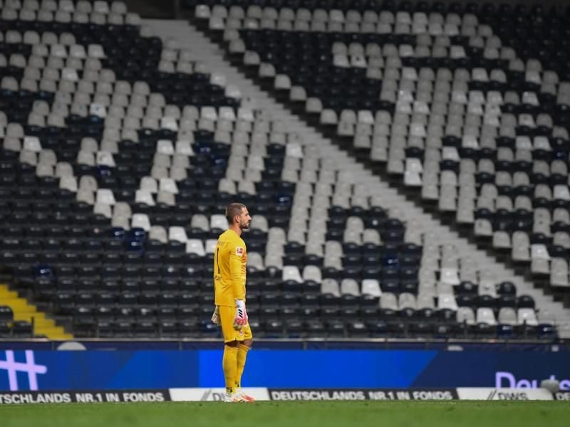 Torwart Kevin Trapp aus Frankfurt steht vor der leeren Tribüne mit dem Eintracht-Adler. Foto: Arne Dedert/dpa-Pool/dpa
