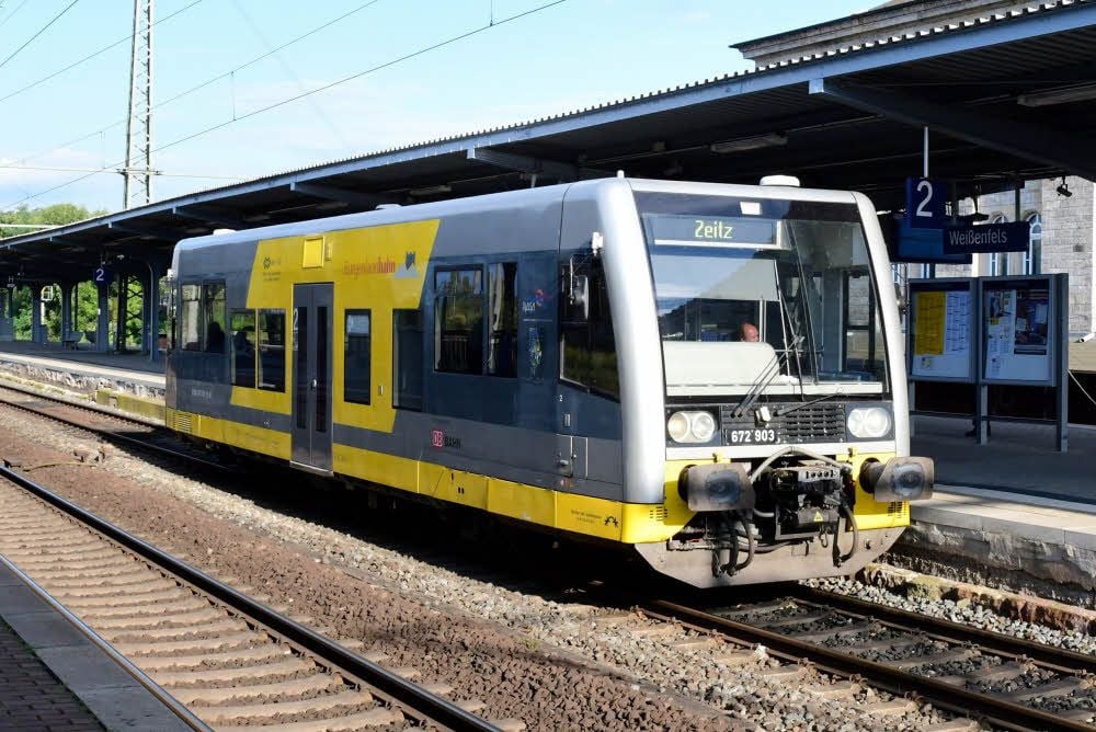 Diese Züge auf der Bahnstrecke Weißenfels-Zeitz sind bald Geschichte. Neue Bahnen sollen ab Dezember Fahrgästen mehr Komfort bieten.