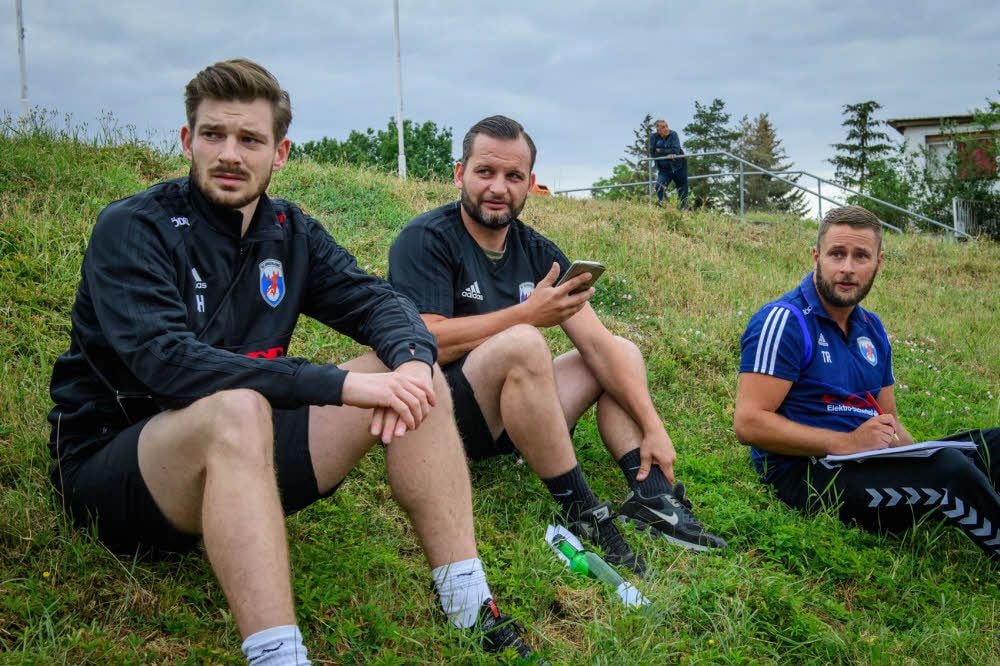 Verfolgen den Lauftest der HCB-Männer aufmerksam: der neue Mannschaftsarzt Kenny Haase (v.l.) sowie die Trainer Steffen Baumgart und Marcel Kilz.