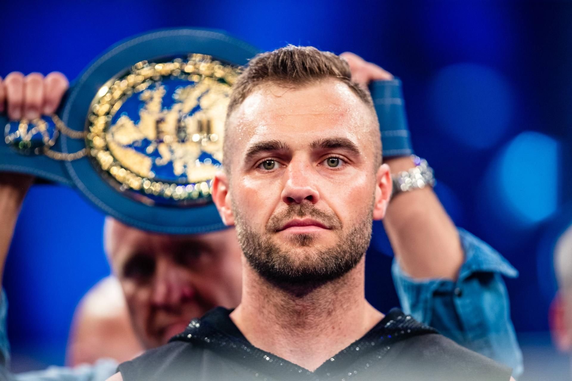 Boxer Dominic Bösel posiert vor seinem Europameister-Gürtel. Bald soll auch ein WM-Gürtel hinzukommen.