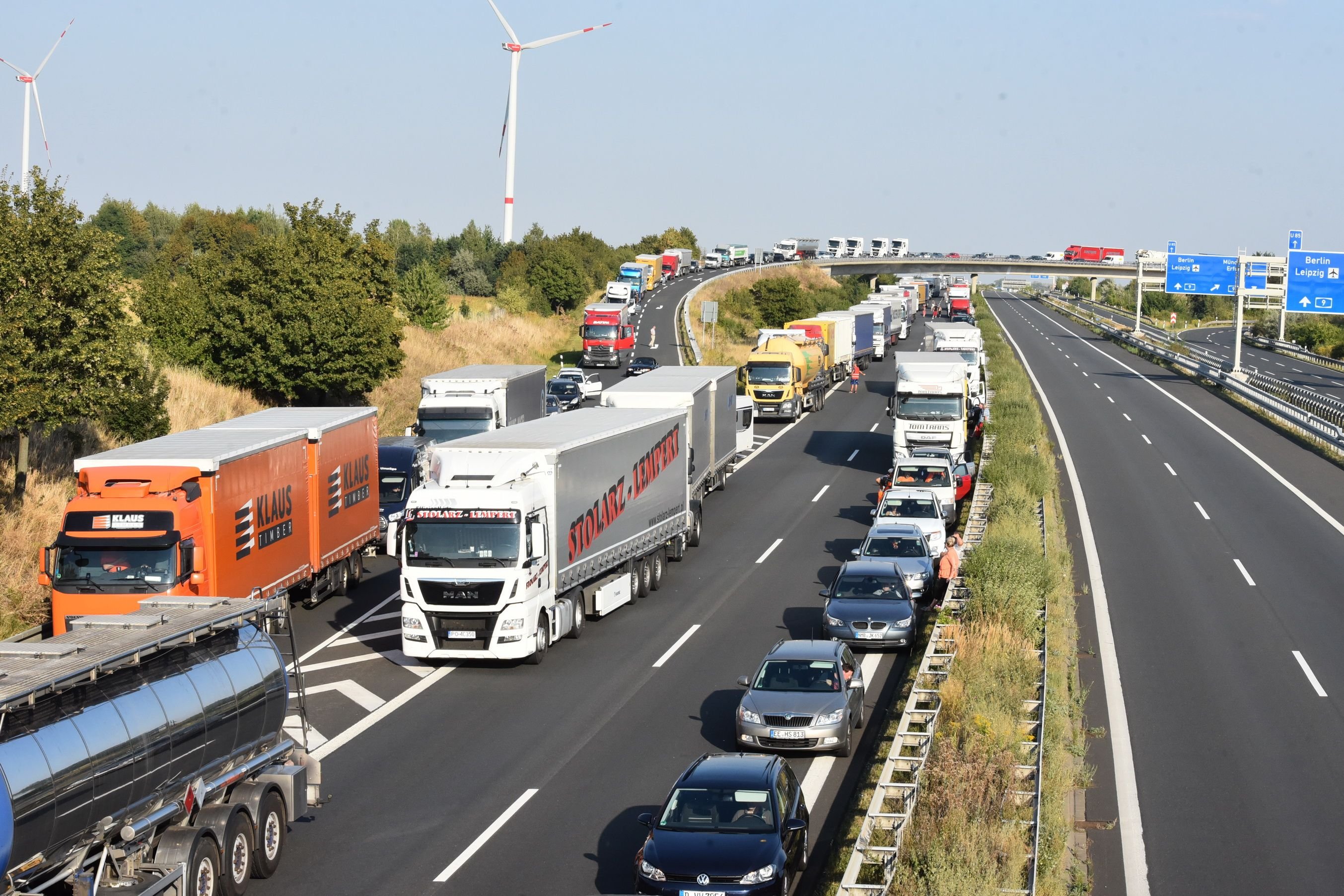 Nach dem Unfall auf der A38 beim Kreuz Rippachtal bildete sich ein Stau.