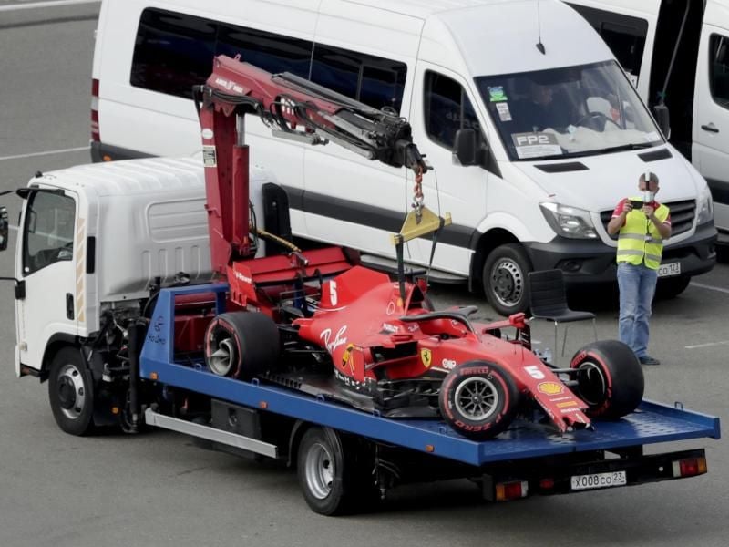 Sebastian Vettels Ferrari musste nach dem Unfall abtransportiert werden. Foto: Pavel Golovkin/Pool AP/dpa