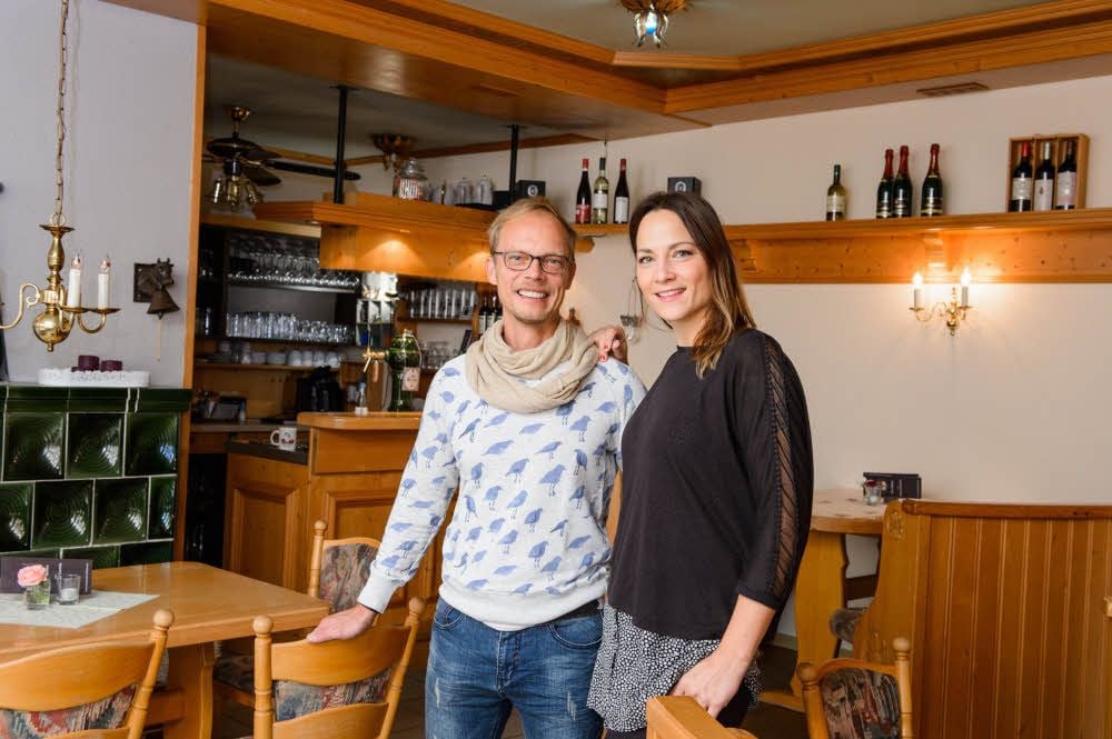 Claudia und Matthias Schrödl betreiben seit dem 31. Oktober das „Fässchen“ in Kleinjena samt Gaststätte und Ferienwohnungen.