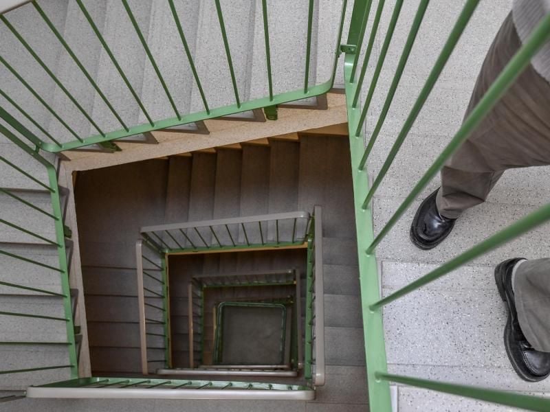 Wenn die Reinigung des Treppenhauses auf die Mieter übertragen wird, müssen die Mieter zusammen einen Putzplan entwerfen. Foto: Patrick Pleul/dpa-Zentralbild/dpa