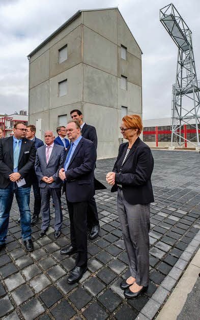 Abteilungsleiter Nils Huber (li.) erklärt die Übungsanlage.