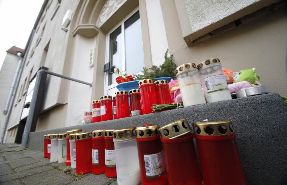 Vor dem Wohnhaus in Benndorf, in dem die Säuglinge gefunden wurden, wurden Kerzen angezündet.
