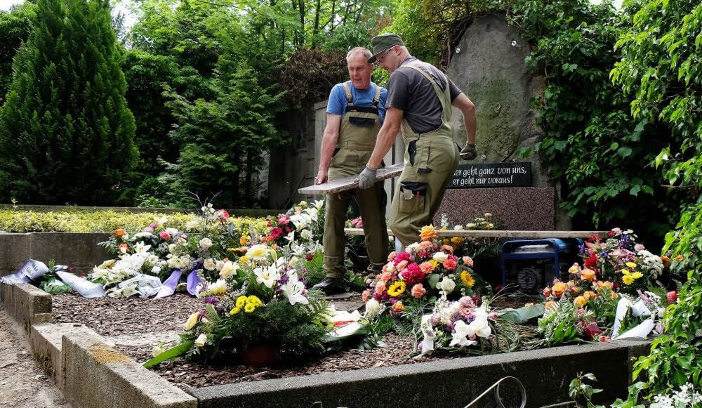 Friedhöfe sind Orte der Trauer. Frank (l.) und Jens Gerisch nehmen auf dem Michaelisfriedhof in Zeitz an einem Gemeinschaftsgrab eine Grabplatte ab, weil weitere Namen in die Platte eingearbeitet werden sollen.
