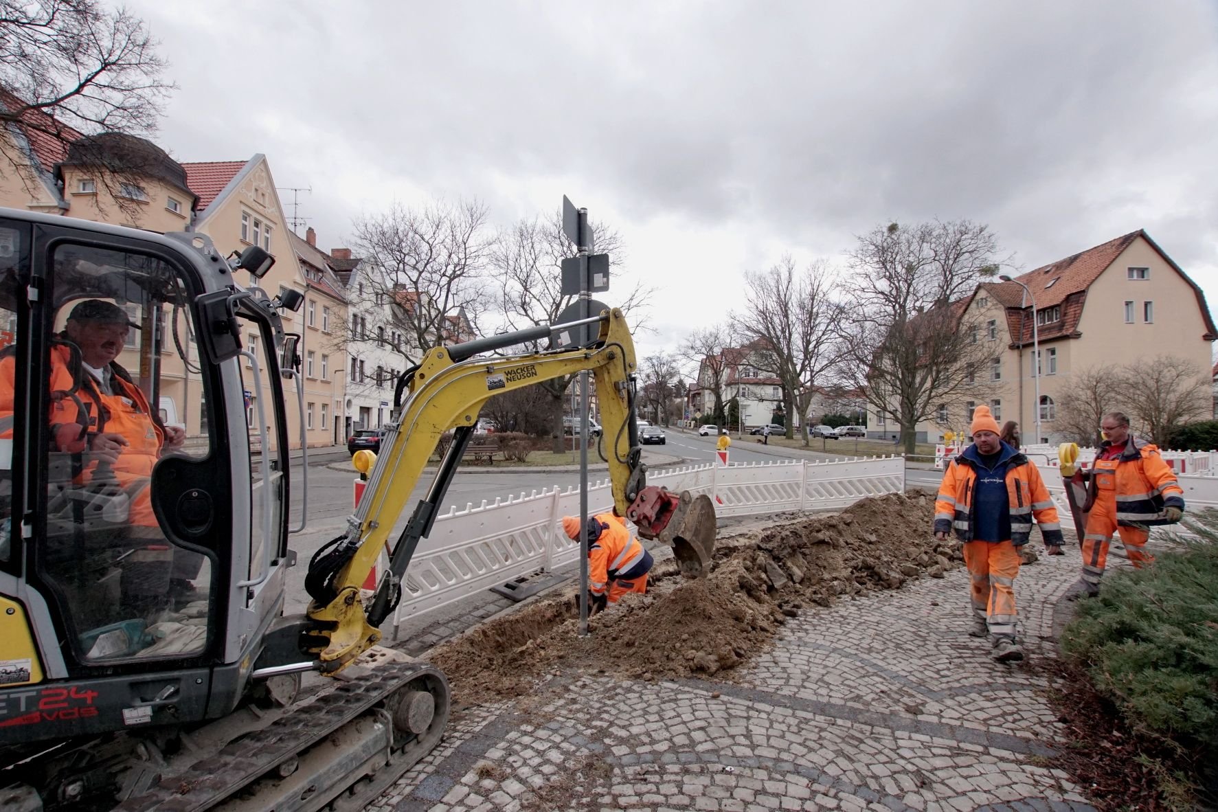 Eine Baufirma aus Thale verlegt im Auftrag der Stadtwerke Quedlinburg neue Hausanschlüsse am Stauffenbergplatz und in der Schillerstraße.