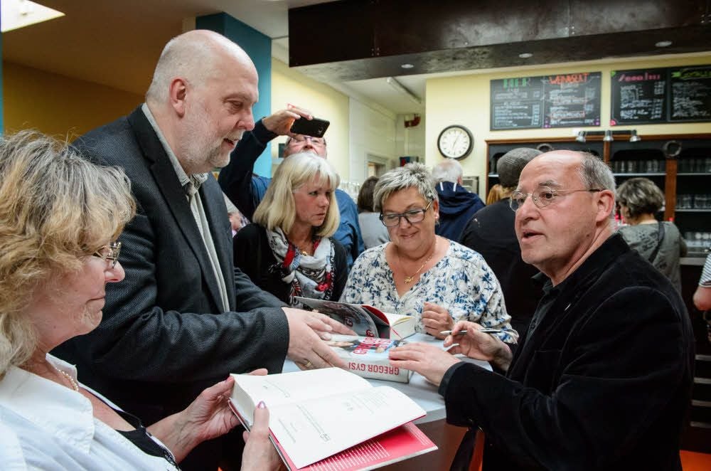 In der Pause der Gesprächsveranstaltung signiert Gregor Gysi im Café des Naumburger „Kunstwerkes Turbinenhaus“ seine Autobiografie „Ein Leben ist zu wenig“. Auch Erinnerungsfotos werden gemacht.