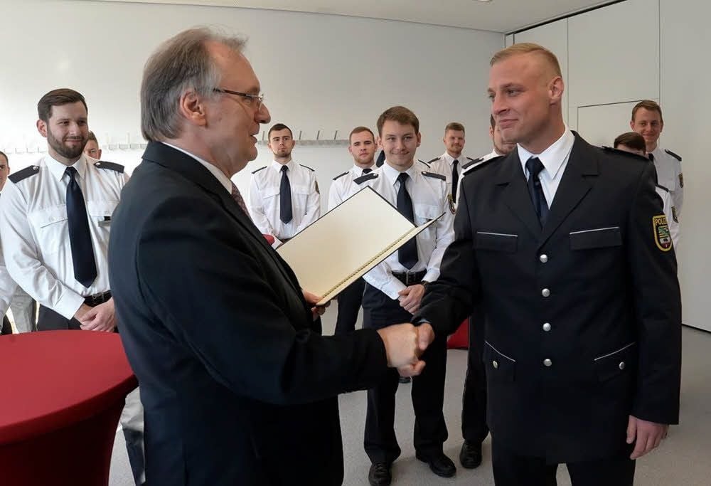 Alexander Rettinger (rechts) erhält am Donnerstag von Sachsen-Anhalts Ministerpräsident Reiner Haseloff die Lebensrettermedaille des Landes.