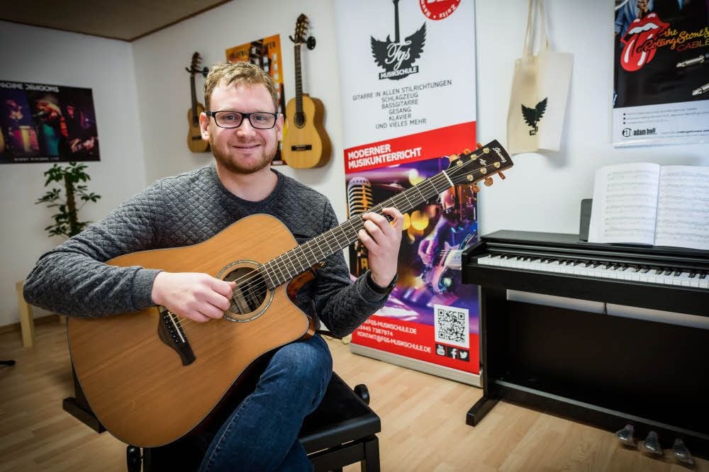 René Liedtke führt seit gut 14 Jahren eine eigene Musikschule, aktuell mit Standorten in Jena, Naumburg, Bad Kösen, Zeitz und Apolda. Bekannt ist er auch als Gitarrist der Band „Krach & Stille“, vormals „Horizont“.