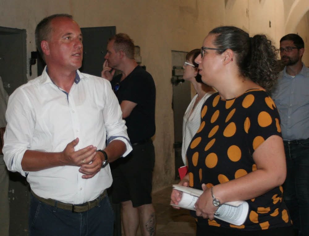 Rüdiger Erben, Vorsitzender des SPD-Kreisverbands Burgenlandkreis und Landtagsabgeordneter, auf dem Bunker-Gang im Gespräch mit Melanie Engler, Leiterin der Gedenkstätte KZ Lichtenburg Prettin