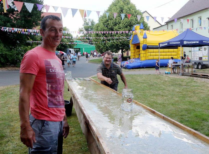 Udo Meister versucht in Rahnsdorf sein Glück beim Bierkrug schieben.
