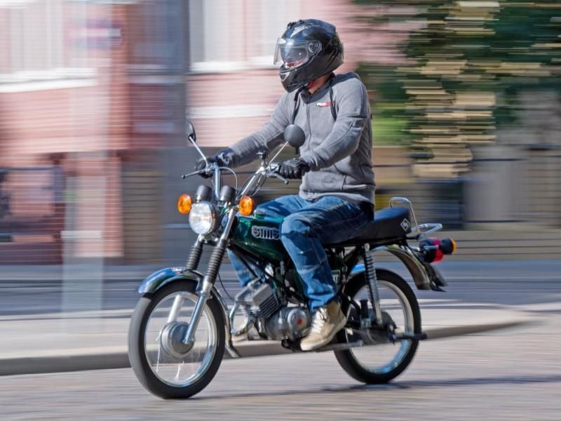 Ein Fahrlehrer fährt auf einem Simson S51 Moped. Foto: Hendrik Schmidt/zb/dpa/Archivbild