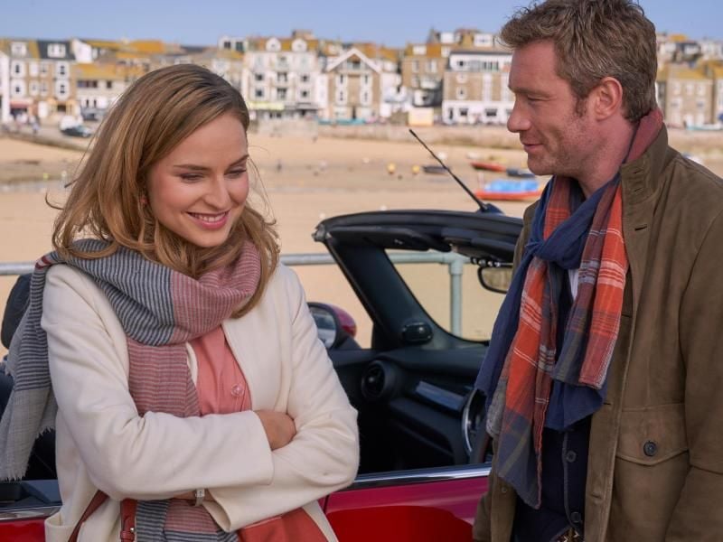 Annabelle (Hedi Honert) verliebt sich in den Schriftsteller Thomas (Max Engelke). Foto: Jon Ailes/ZDF