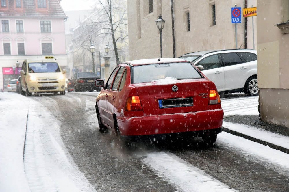 Der Schnee am Dienstag hat nicht nur in Zeitz den Verkehr behindert.