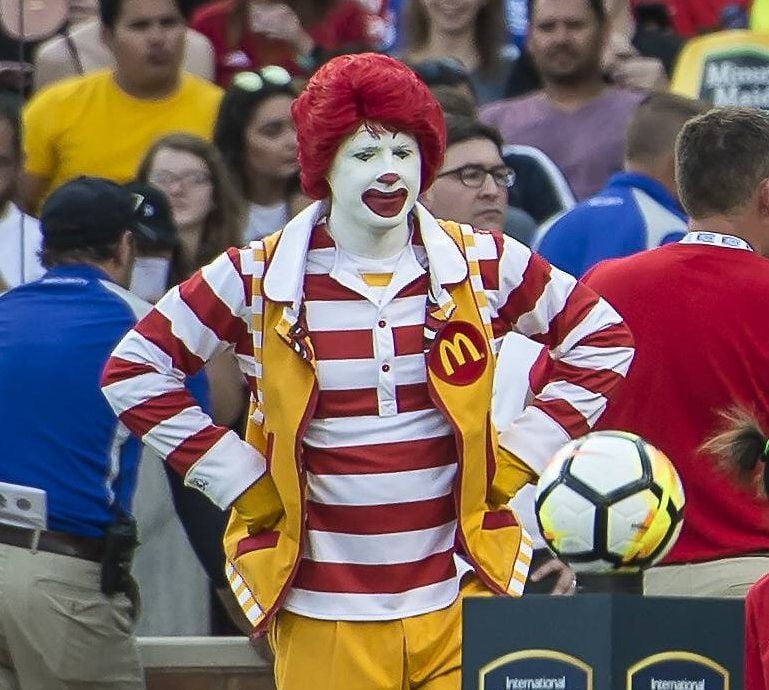 Beim International Champions Cup in den USA ist Ronald McDonald immer dabei.