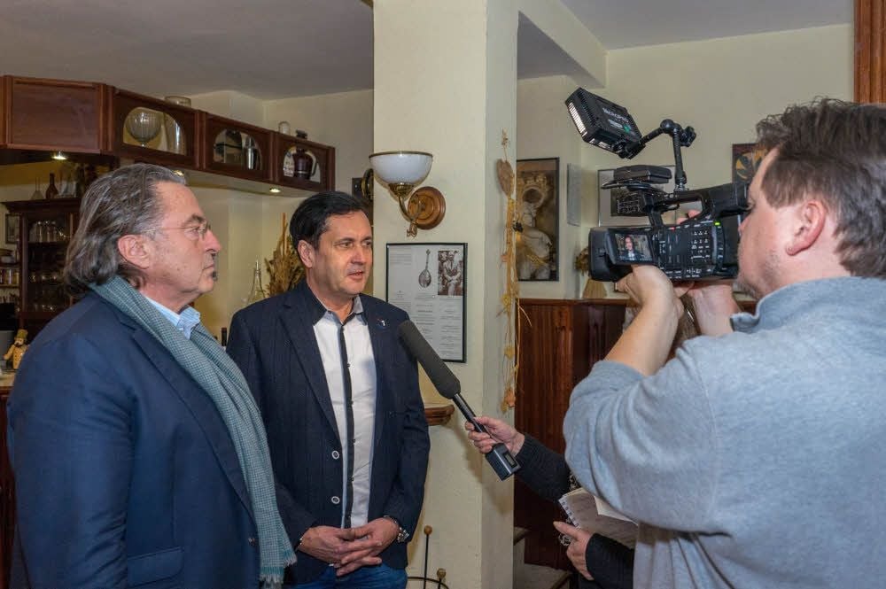 Andreas Huke (2.v. li.) und sein damaliger Anwalt Peter-Michael Diestel (li.), hier bei einem früheren Termin. Zwischenzeitlich hat Andreas Huke den Anwalt gewechselt, er wird nun von Michael Nagel vertreten.