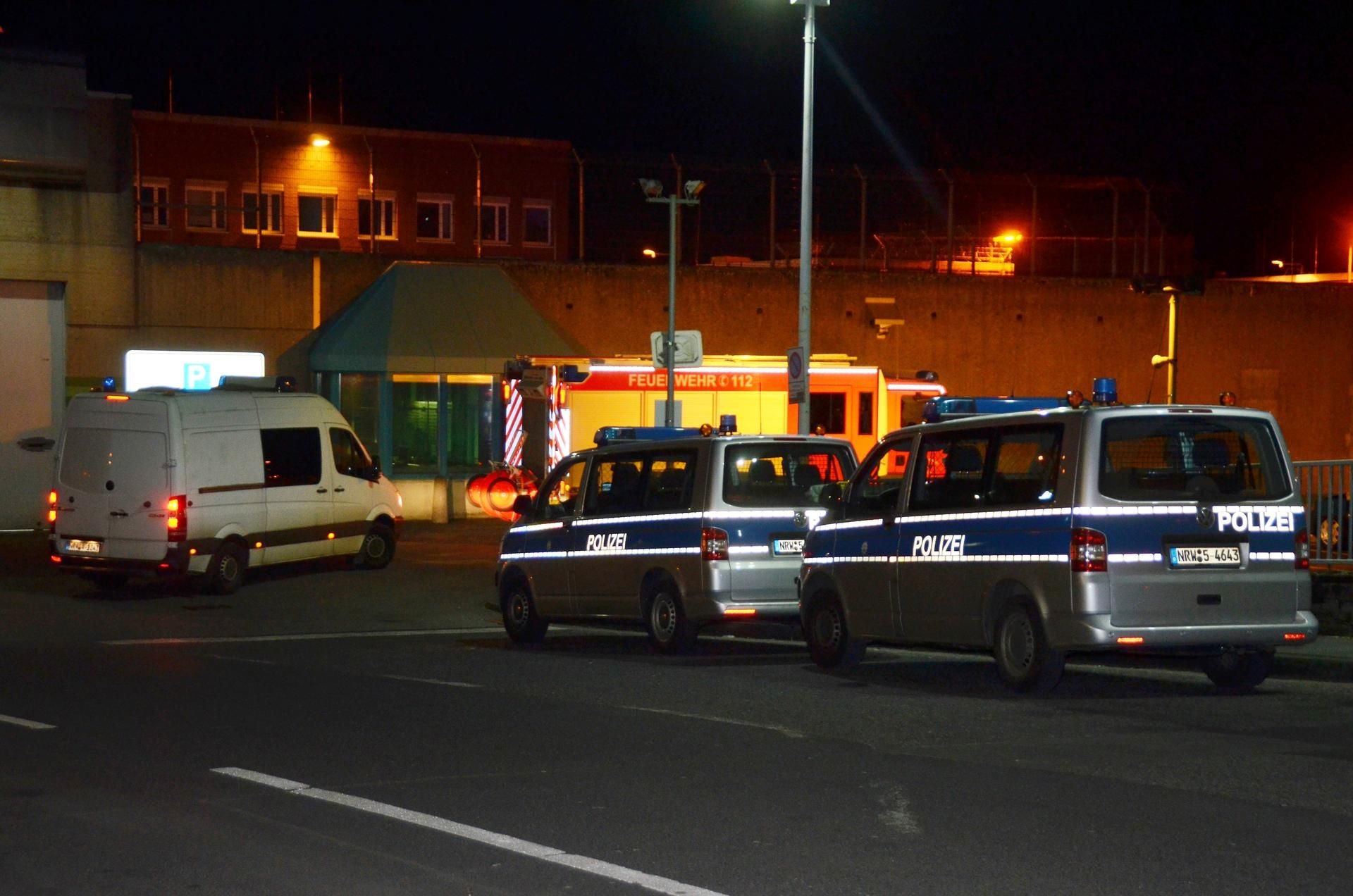 Bei einem Feuer in der JVA in Ossendorf sind drei Menschen verletzt worden, einer von ihnen schwer.