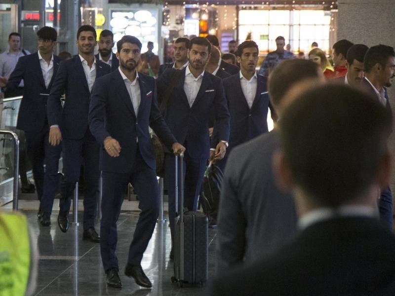 Das Team der iranischen Nationalmannschaft kommt am Flughafen Moskau-Wnukowo an. Foto: Alexander Zemlianichenko/AP