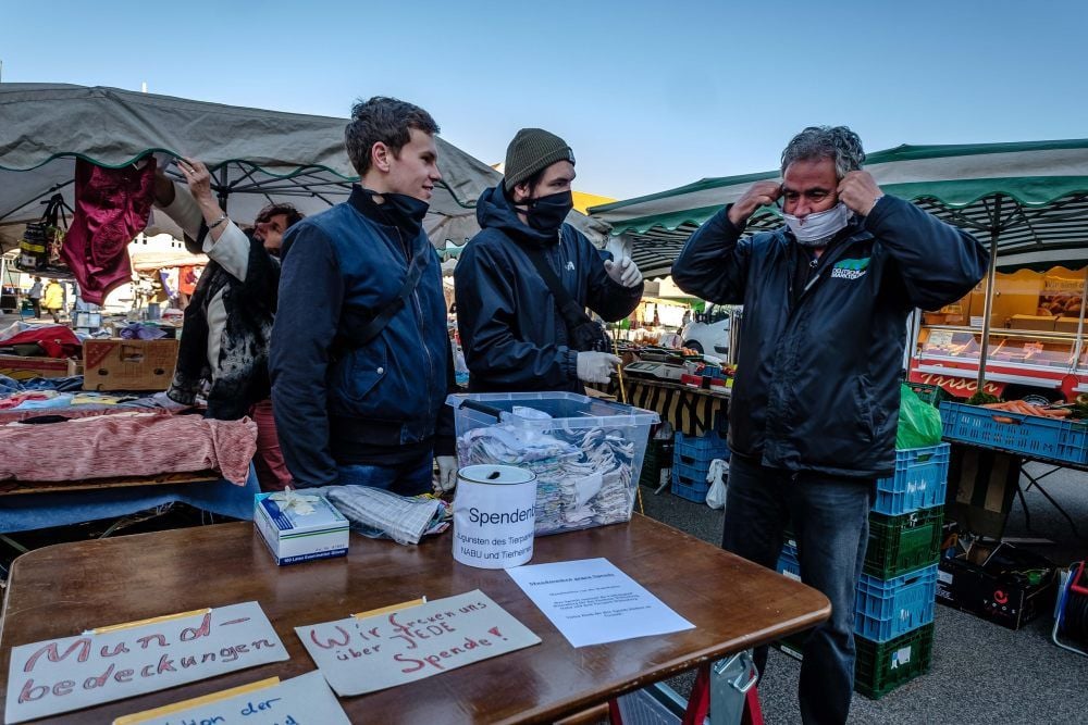 Mundschutz gegen eine Spende gab es am Mittwoch beim Wittenberger Wochenmarkt. Florian Thomas und Rouwen-Alexander Rczadki boten die von der Wohnkultur gefertigten und begehrten Masken an. Einer der ersten Kunden war Marktmeister Klaus Nunweiler. Der Erlös - innerhalb von anderthalb Stunden waren die 250 Masken für 620 Euro vergeben - soll Tierheim, Tierpark und Naturschutzbund zugute kommen. Die jungen Leute werden am Freitag, ab 9 Uhr, vor der Wohnkultur in Wittenberg (ehemalige Löwenapotheke) in der Collegienstraße 62a wieder Spenden sammeln im Austausch gegen Mundmasken.
