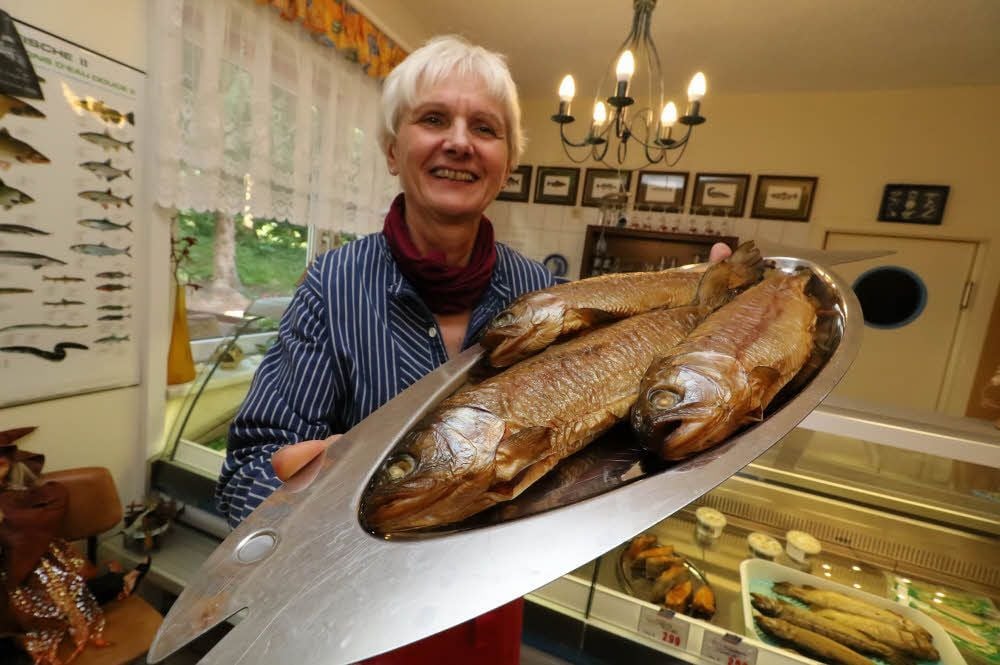 Martina Thiele mit frisch geräucherten Südharzer Forellen