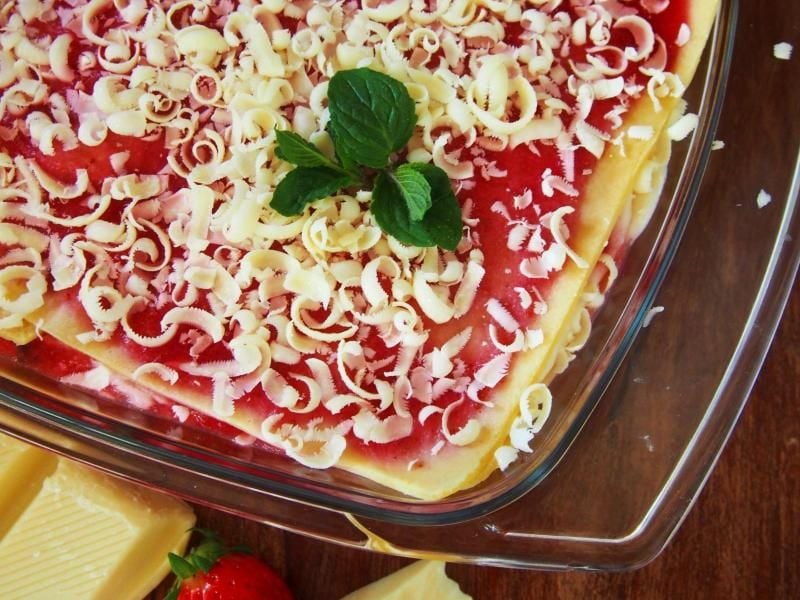 Luftige Crêpes ersetzen die Lasagneplatten, Erdbeeren die Tomatensoße. Foto: Doreen Hassek