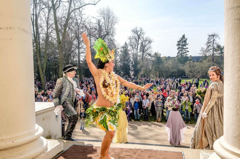 Tänzerin Vivian del Rio verwandelt die Schlossempore in eine hawaiianische Insel.