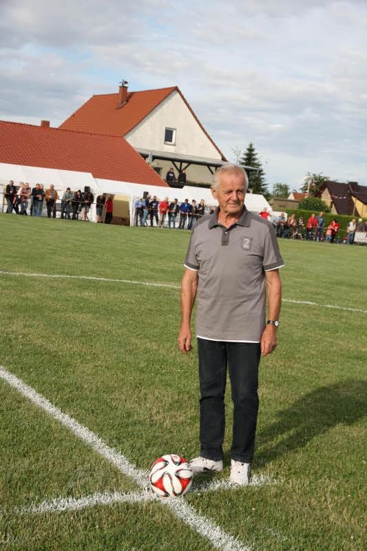 Der 74-jährige Erwin Iwanow vollzieht den Ehrenanstoß.