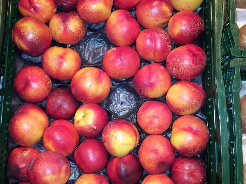 Beim Einkauf sollten Verbraucher darauf achten, dass die Schale des Obstes unversehrt ist. Foto: Kristina Puck/dpa