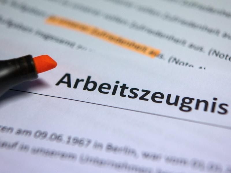 Das Arbeitszeugnis sollten Berufstätige Wort für Wort durchgehen und den Text auf kritische Aussagen hin überprüfen. Schließlich müssen sie das Dokument auch bei Bewerbungen in zehn oder fünfzehn Jahren noch vorlegen. Foto: Jens Büttner