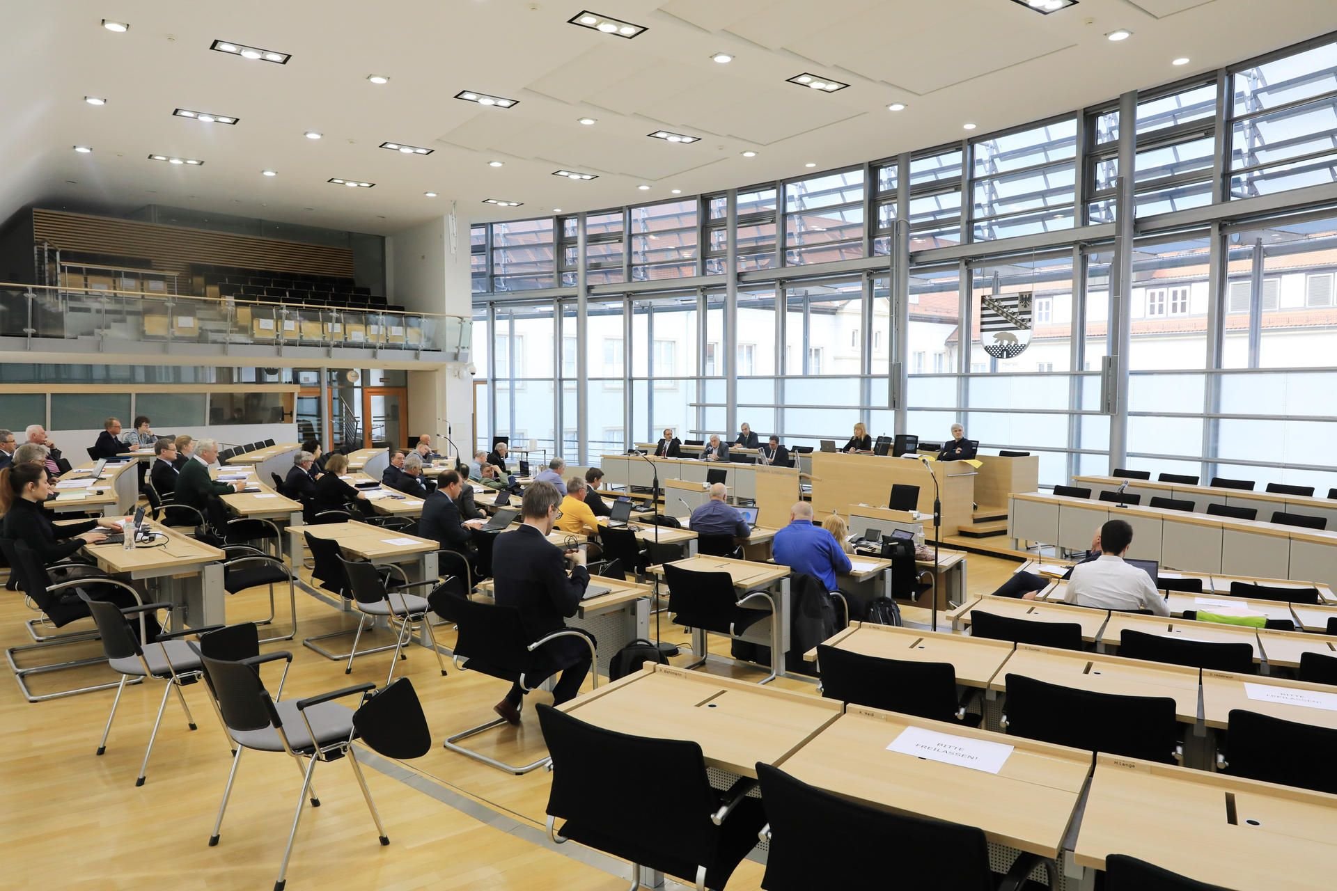 Aufgrund der Coronavirus-Krise halten die Teilnehmer der öffentlichen Sitzung des Finanzausschusses im Plenarsaal des Landtages Abstand.