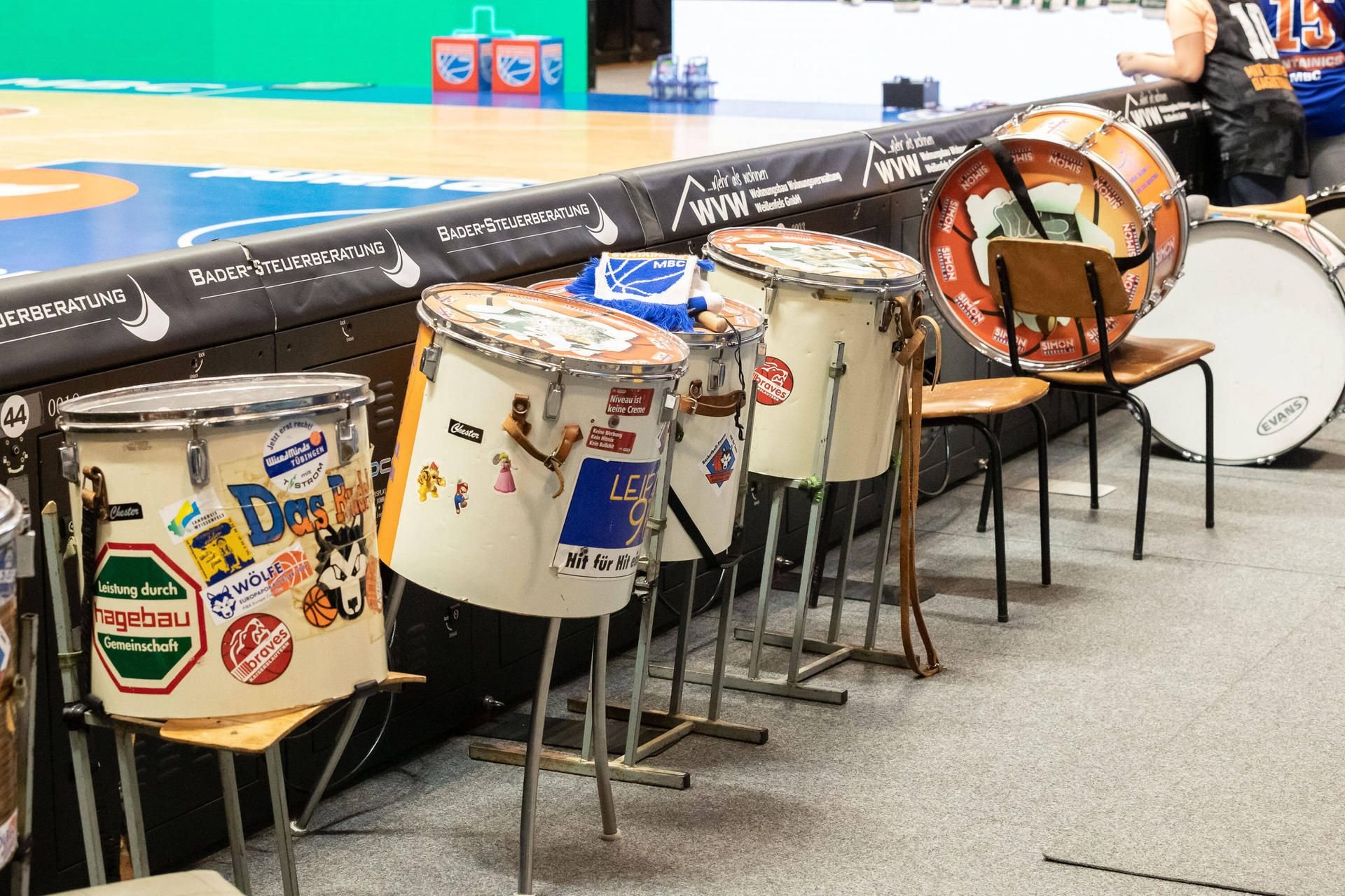 Trommeln der Fans des MBC stehen verwaist in der Weißenfelser Stadthalle.